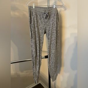 VS Pink Gray/Light Gray Cheetah Print Jogger Pajama Bottoms - Small